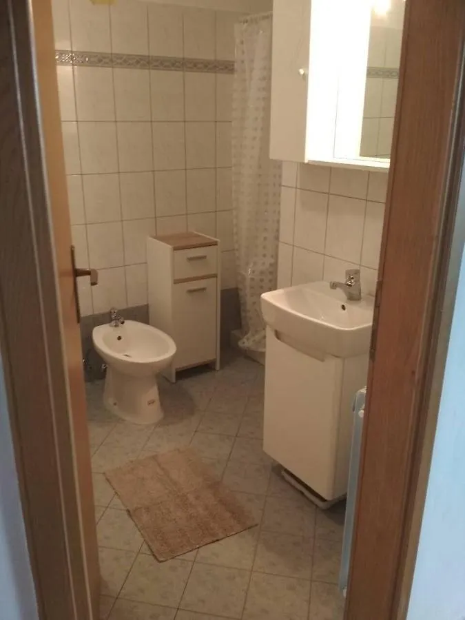 Apartment Emi Pula 0*,
